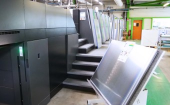 NELA Plattenwagen an der Druckmaschine