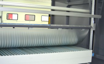 Plates are gripped and removed from the roller conveyor